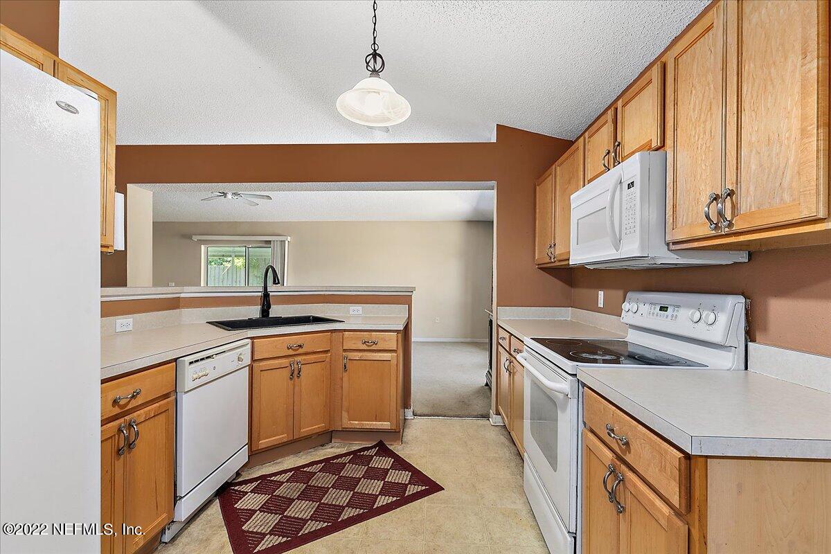 3180 Shadow Creek Road Jacksonville, FL 32226 - Photo 8 of 22 08-Kitchen