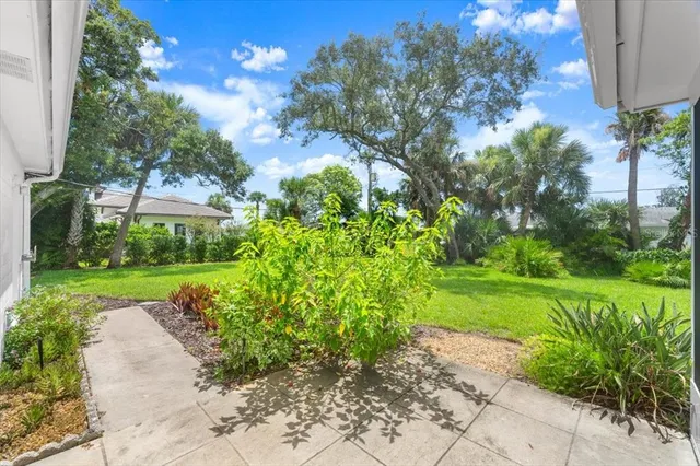 a view of a house with backyard and garden