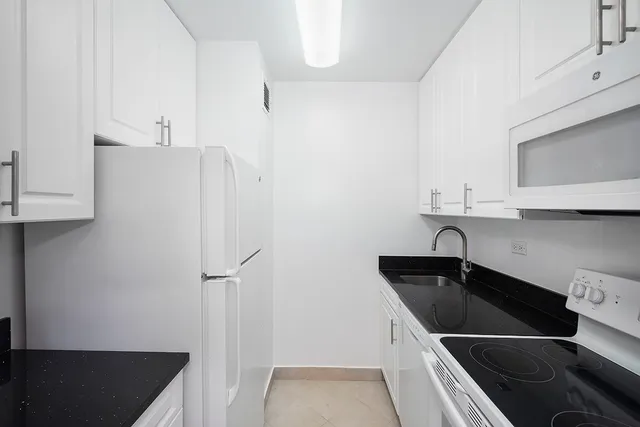 $4,325 | 211 West 56th Street, Unit G10 | Theater District
