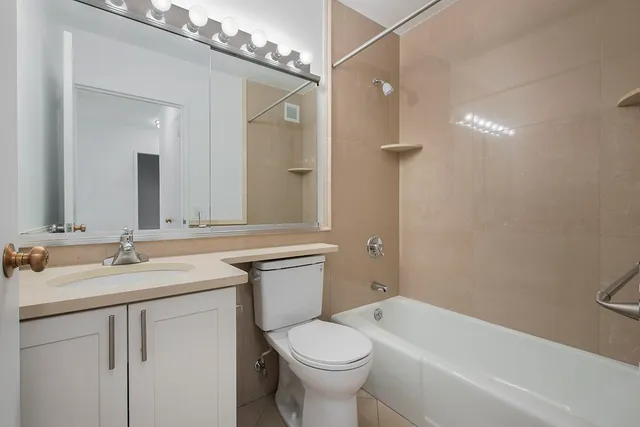 $4,325 | 211 West 56th Street, Unit G10 | Theater District