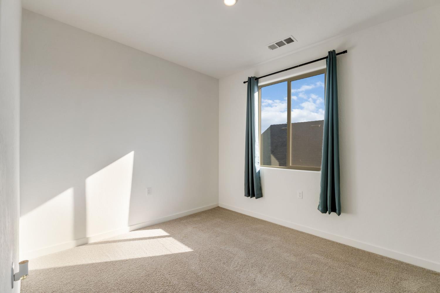 2819 North Redda Road Fresno, CA 93737 - Photo 26 of 57 an empty room with windows