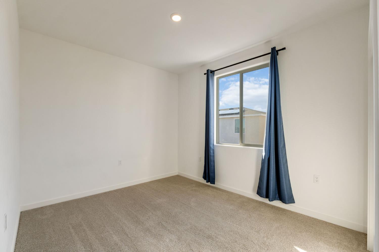 2819 North Redda Road Fresno, CA 93737 - Photo 27 of 57 a view of an empty room