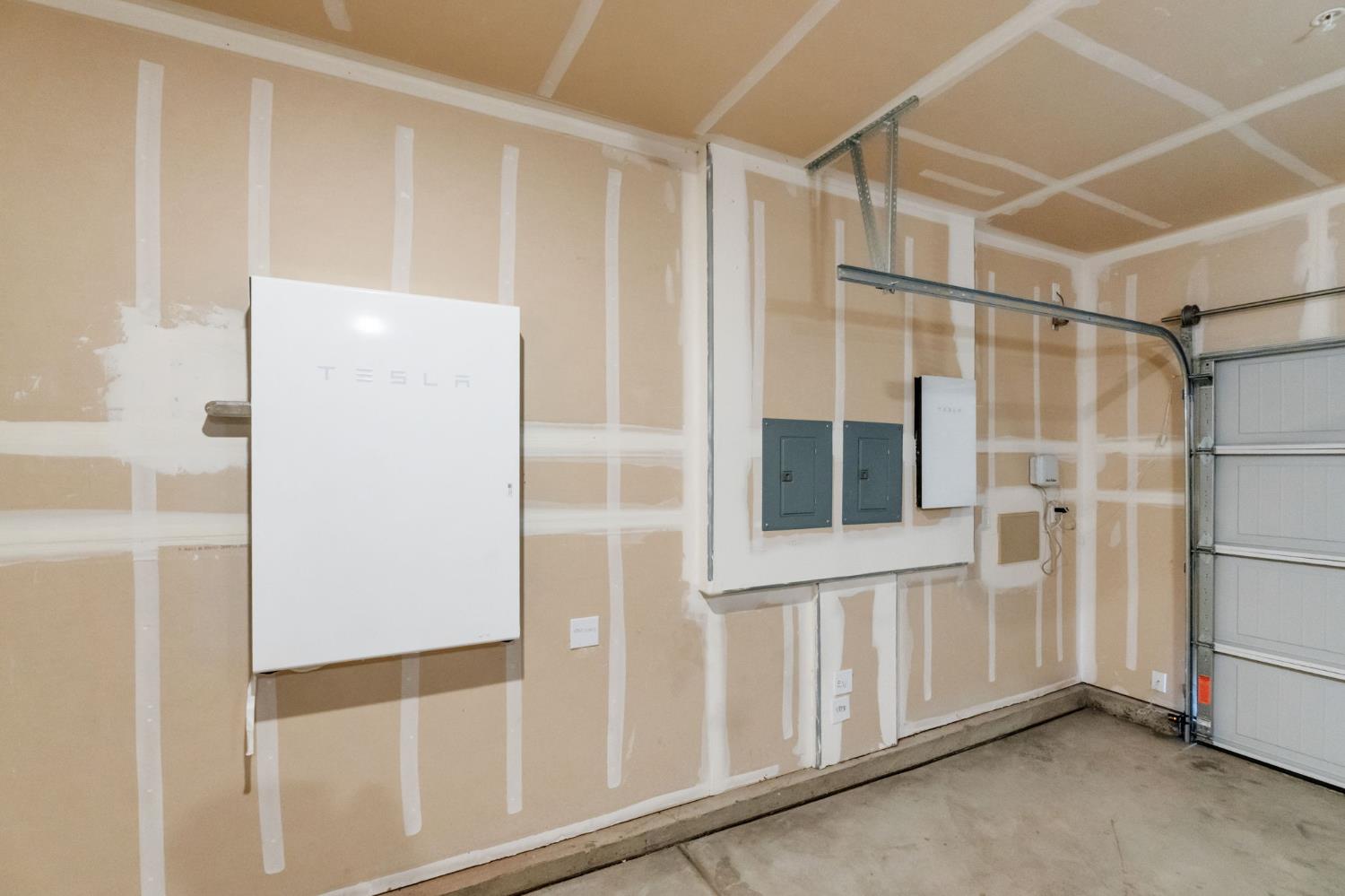 2819 North Redda Road Fresno, CA 93737 - Photo 34 of 57 a view of an empty room with a window