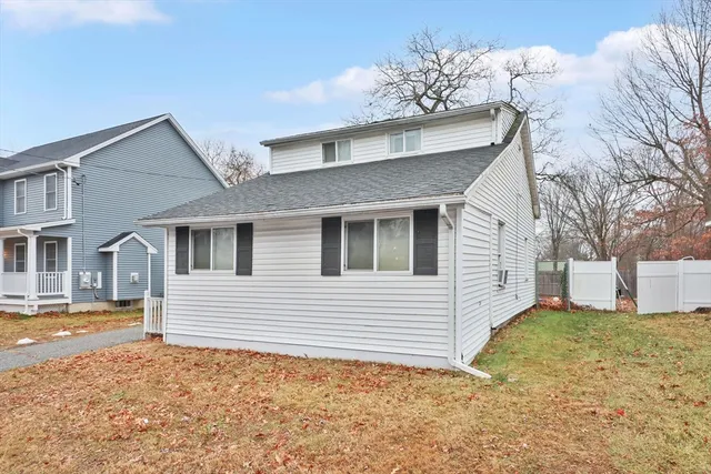 a view of a house with a yard