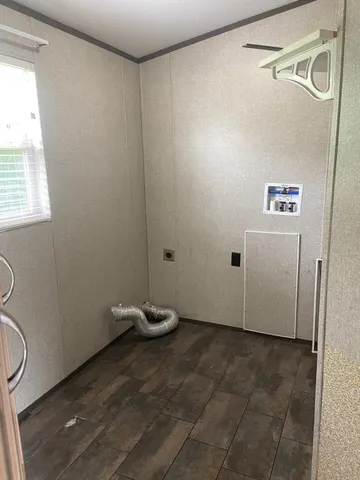 a view of empty room with window