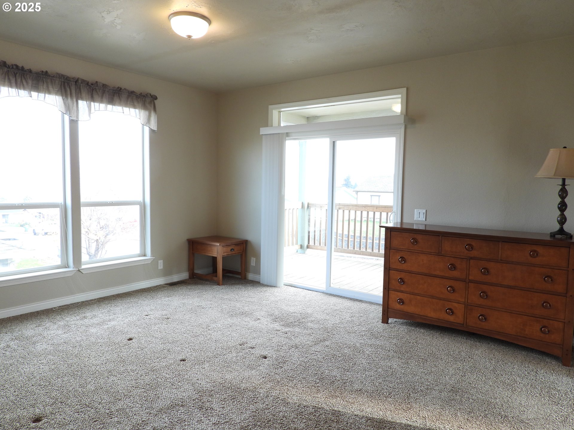 1903 Golden Way The Dalles, OR 97058 - Photo 8 of 22 an empty room with windows