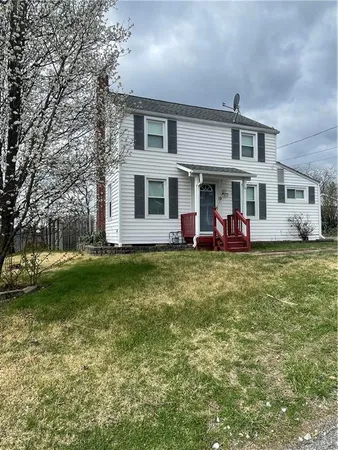 a view of a house with a yard
