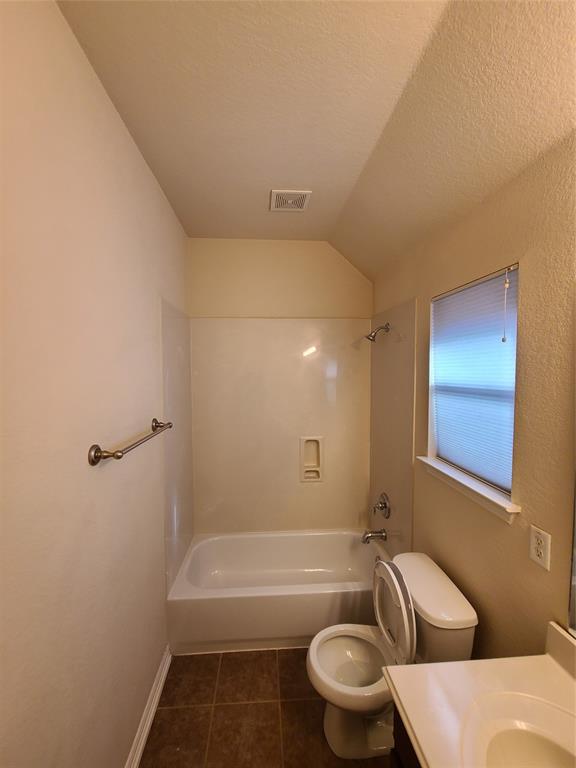 9729 Stripling Drive Fort Worth, TX 76244 - Photo 18 of 40 a bathroom with a bathtub and sink