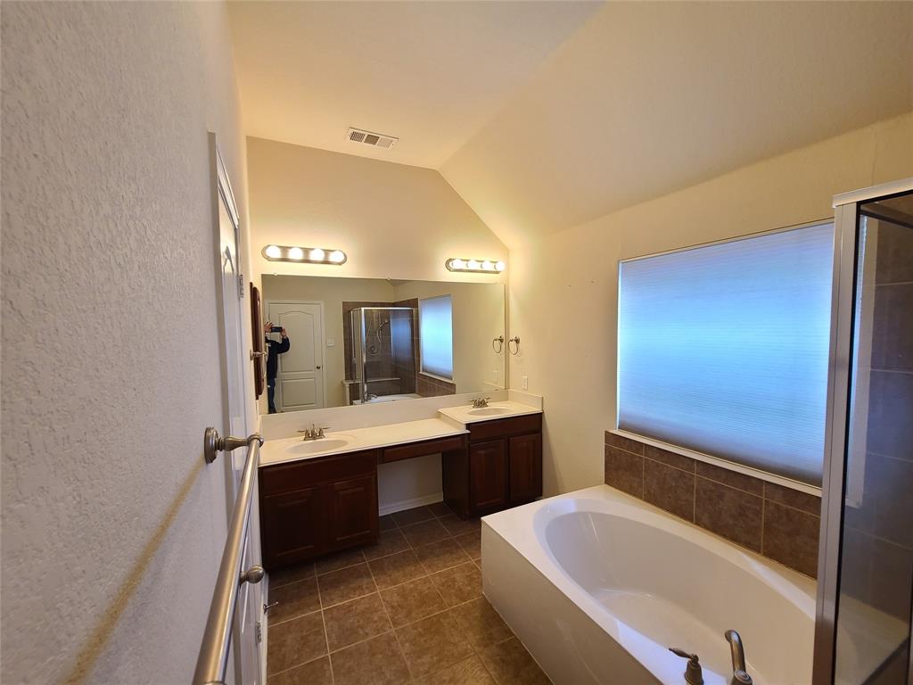 9729 Stripling Drive Fort Worth, TX 76244 - Photo 29 of 40 a bathroom with a tub a sink and mirror