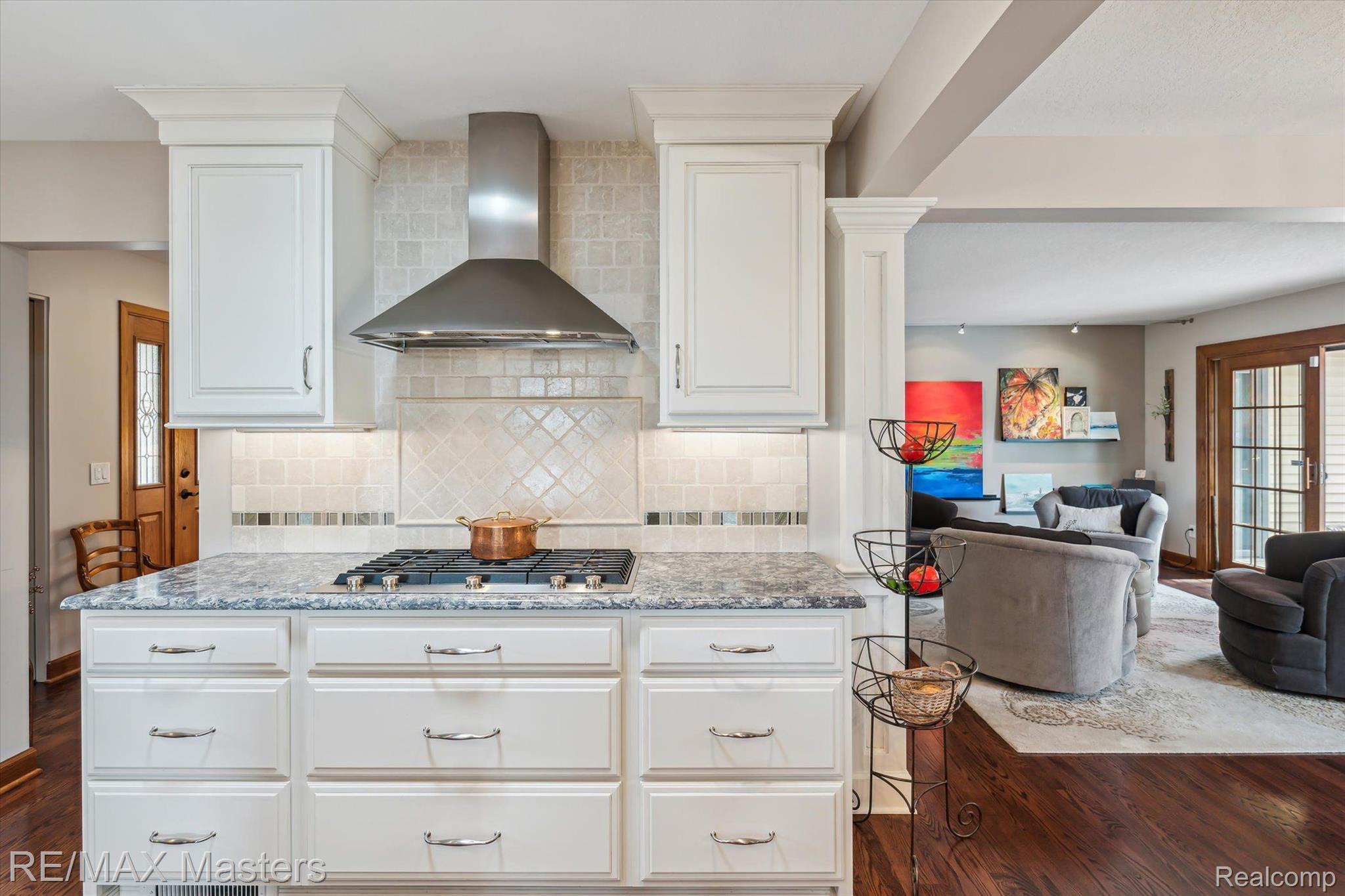 2273 Strasburg Road Monroe, MI 48161 - Photo 16 of 59 Beautiful Hood And Tile Backsplash, Hidden Plugs!