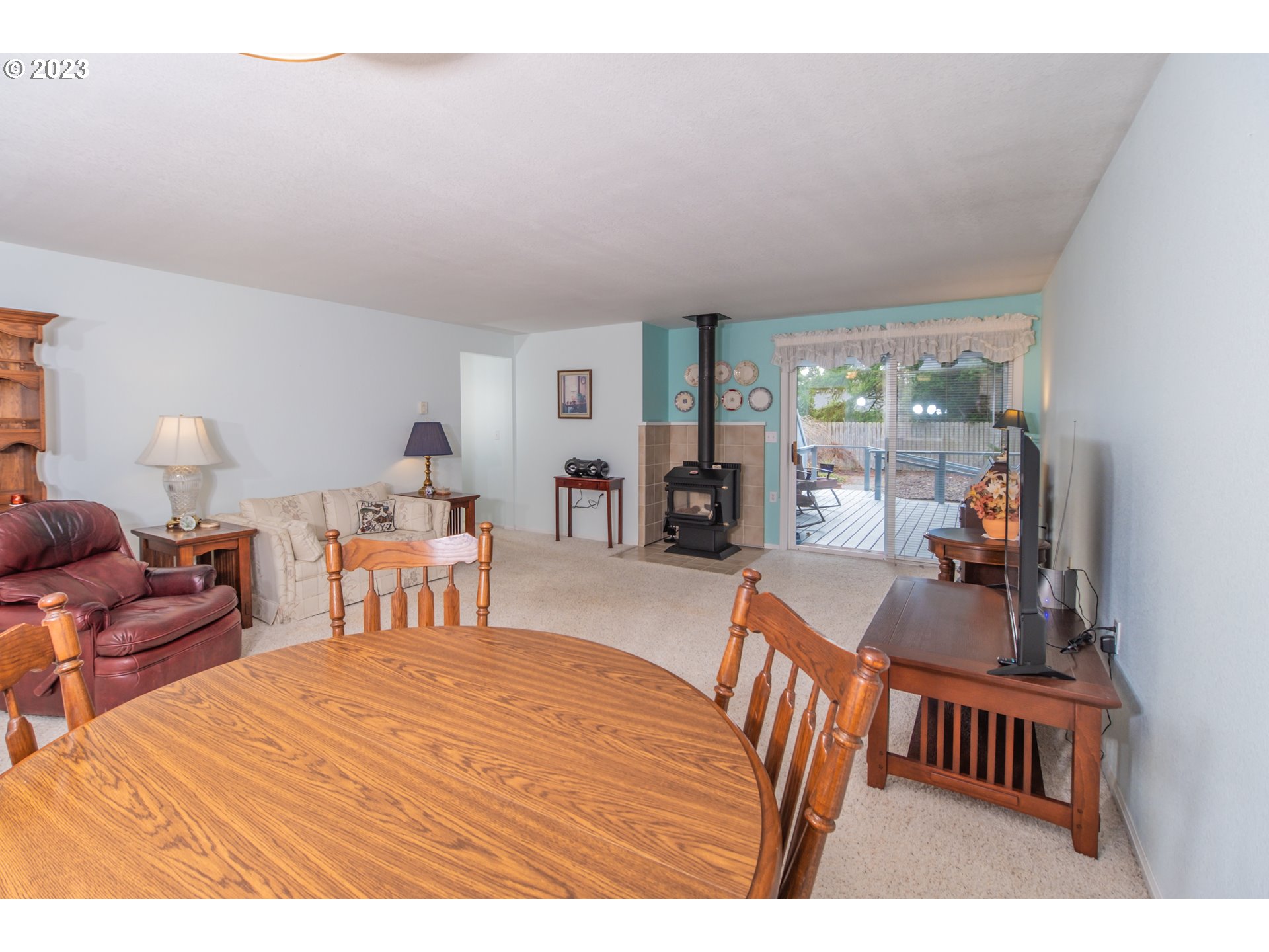 930 8th Street Florence, OR 97439 - Photo 8 of 23 Living Room