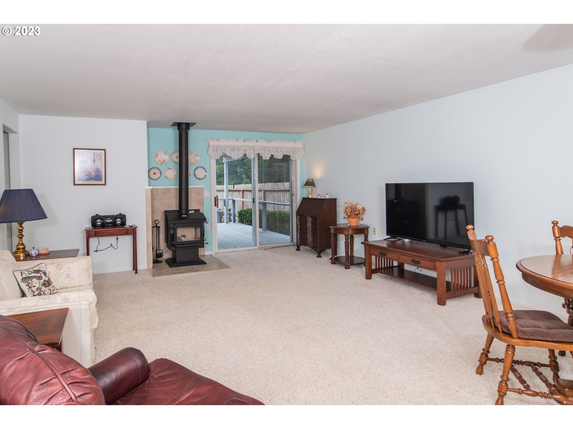 930 8th Street Florence, OR 97439 - Photo 9 of 23 Living Room