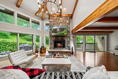 $627,500 | 850 Hillside Drive, Unit GG1, Fontana, WI 53125