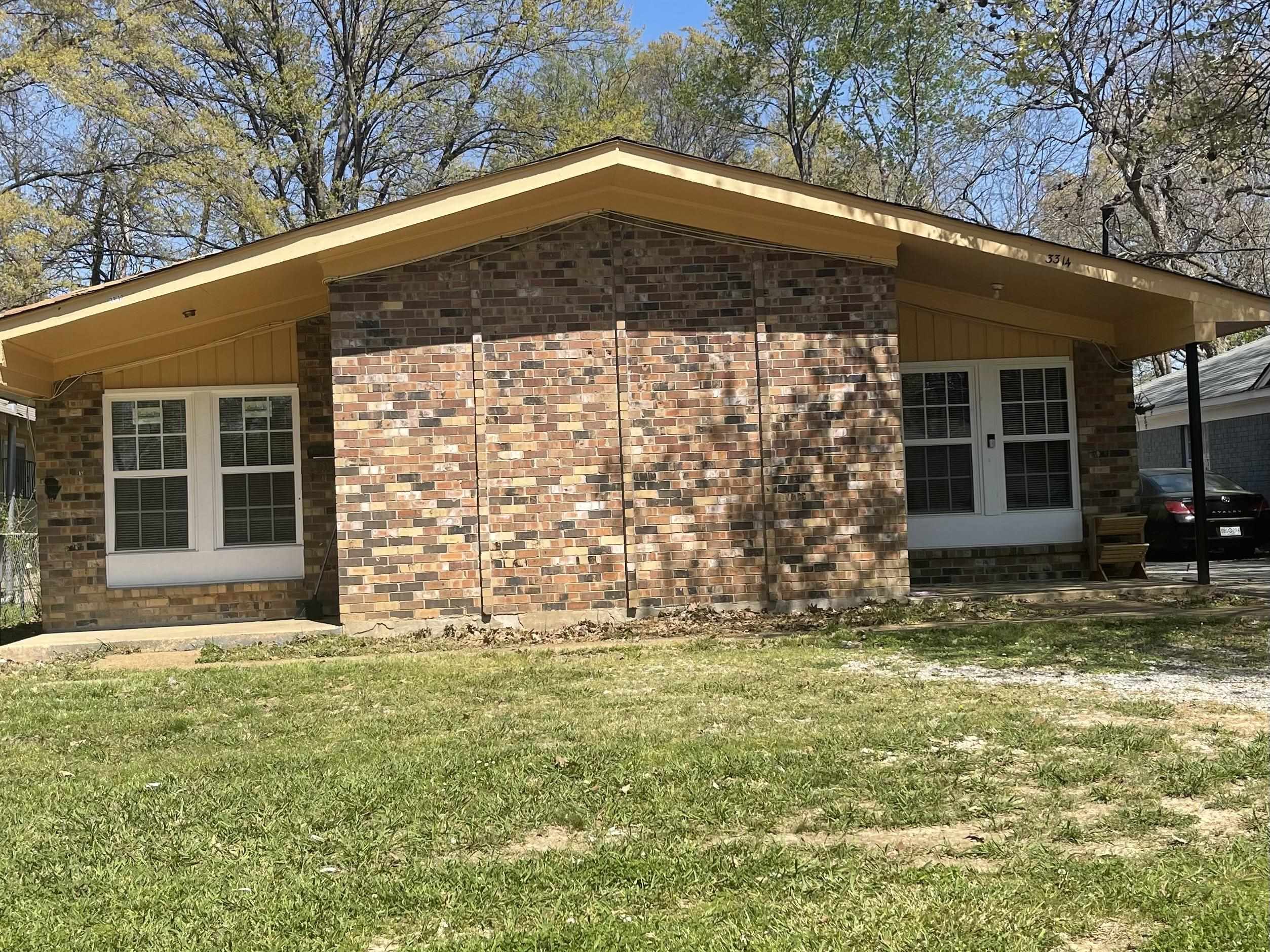 a view of a house with a yard