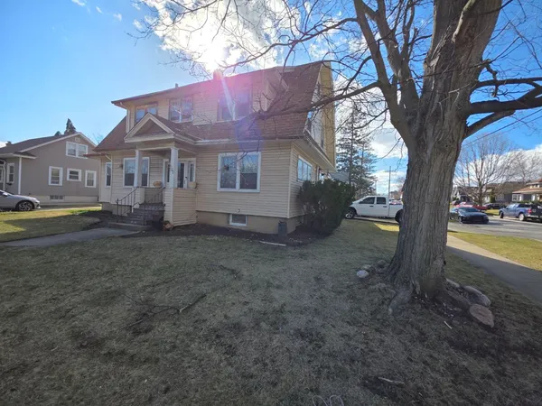 a view of a house with a yard