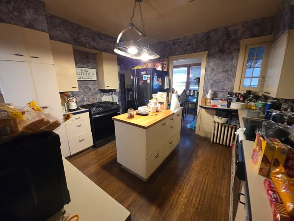 a kitchen that has a lot of cabinets in it