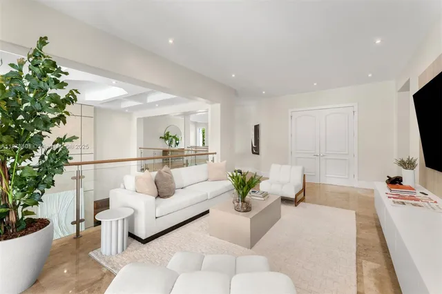 $9,695,000 | 6080 Southwest 104th Street, Pinecrest, FL 33156