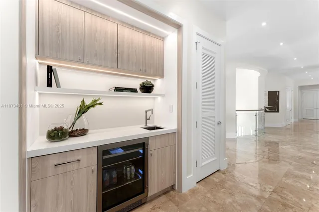 $9,695,000 | 6080 Southwest 104th Street, Pinecrest, FL 33156