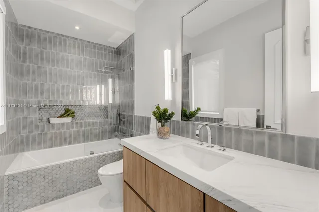 $9,695,000 | 6080 Southwest 104th Street, Pinecrest, FL 33156