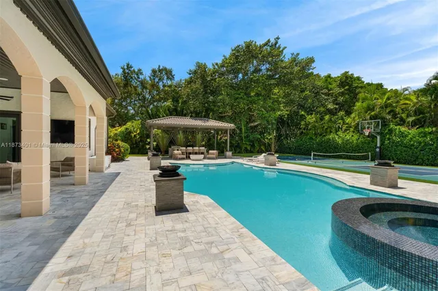 $9,695,000 | 6080 Southwest 104th Street, Pinecrest, FL 33156