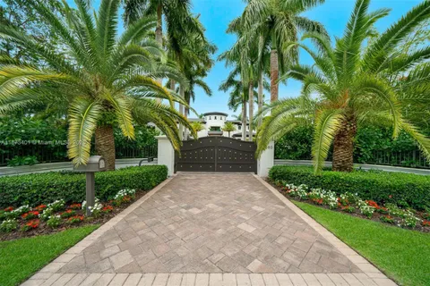 $9,695,000 | 6080 Southwest 104th Street, Pinecrest, FL 33156
