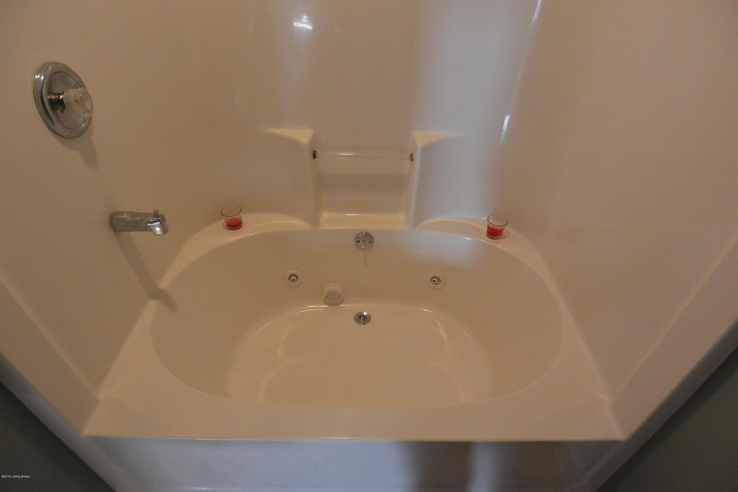 9975 Bloomfield Road Bloomfield, KY 40008 - Photo 16 of 49 Relaxing Jet Tub