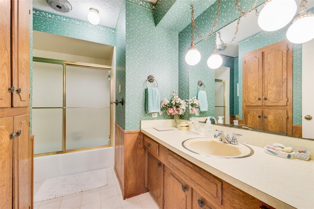 830 Mt Zion Road Midlothian, TX 76065 - Photo 26 of 36 Bath serving 2 bedrooms/guest bath.