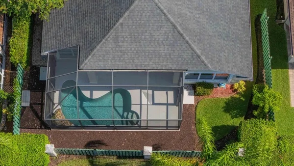 a picture of a small white building