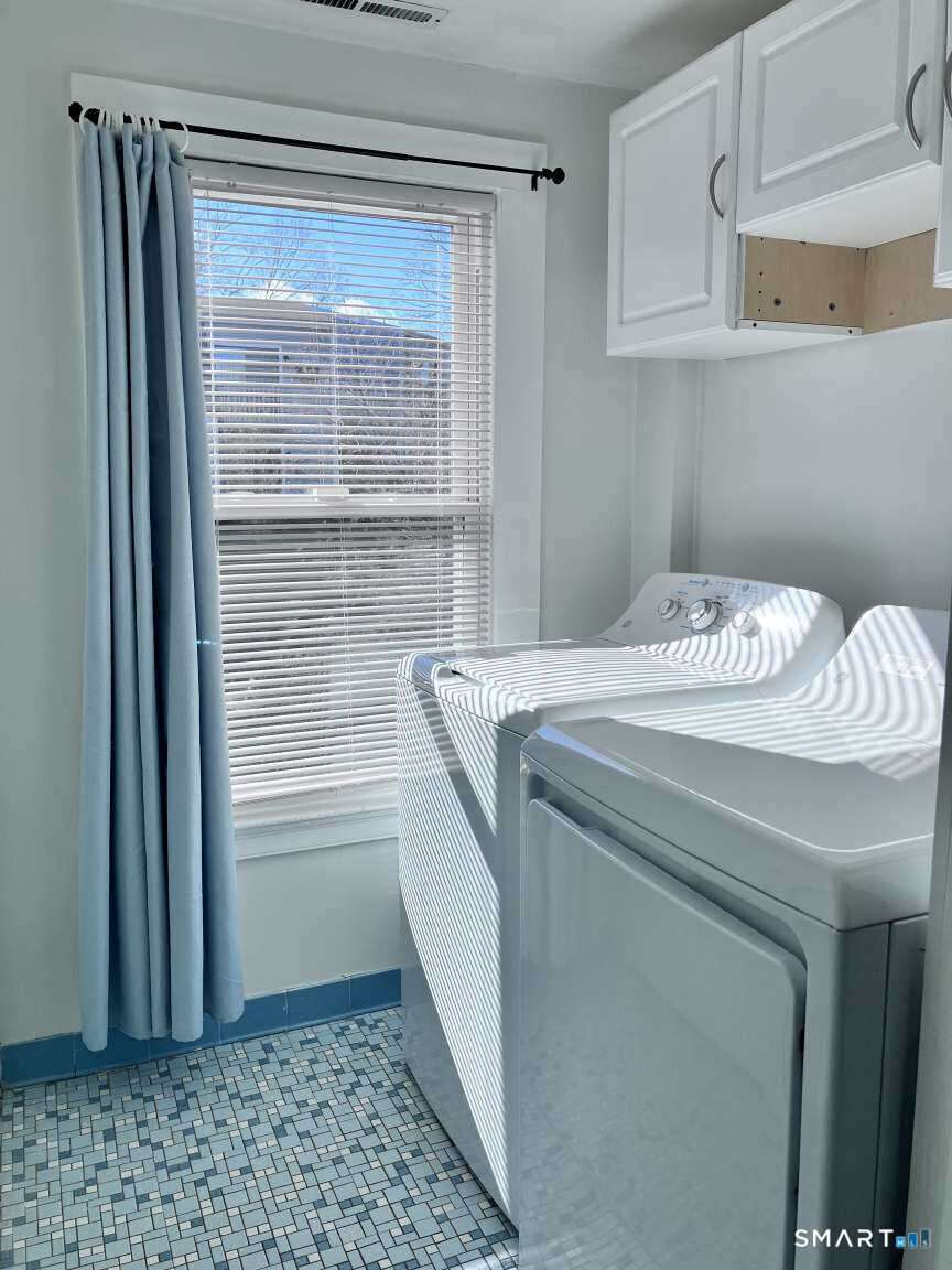 294 Church Street Guilford, CT 06437 - Photo 26 of 32 a utility room with washer and dryer