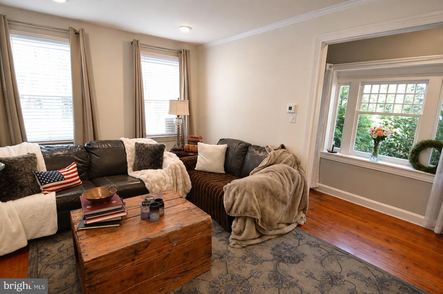 129 Buttonwood Street Mount Holly, NJ 08060 - Photo 4 of 31 Livingroom