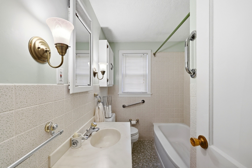 92 Massreco Street Springfield, MA 01109 - Photo 17 of 29