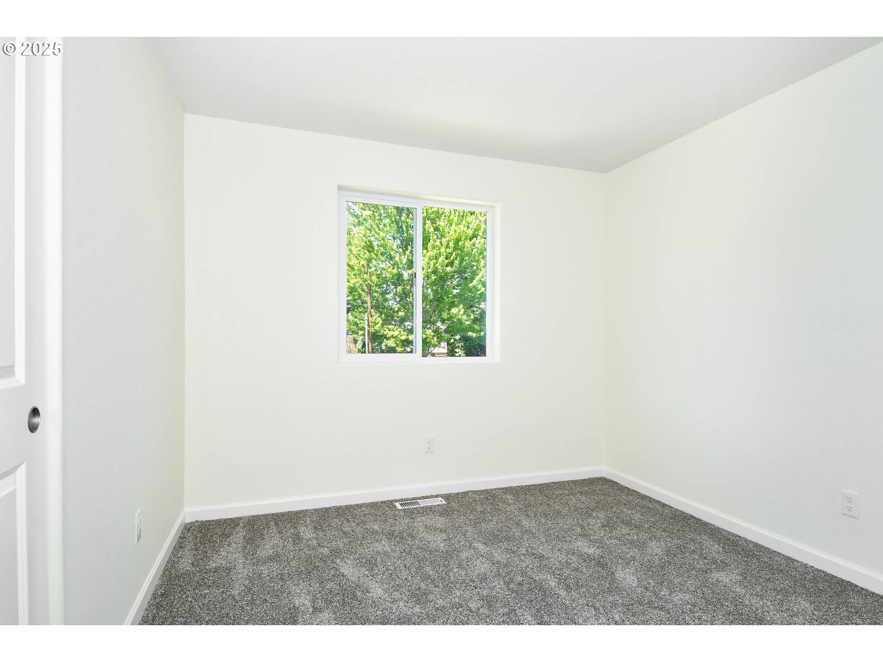 3989 Southwest Duniway Lane Gresham, OR 97080 - Photo 11 of 19 a room with a window