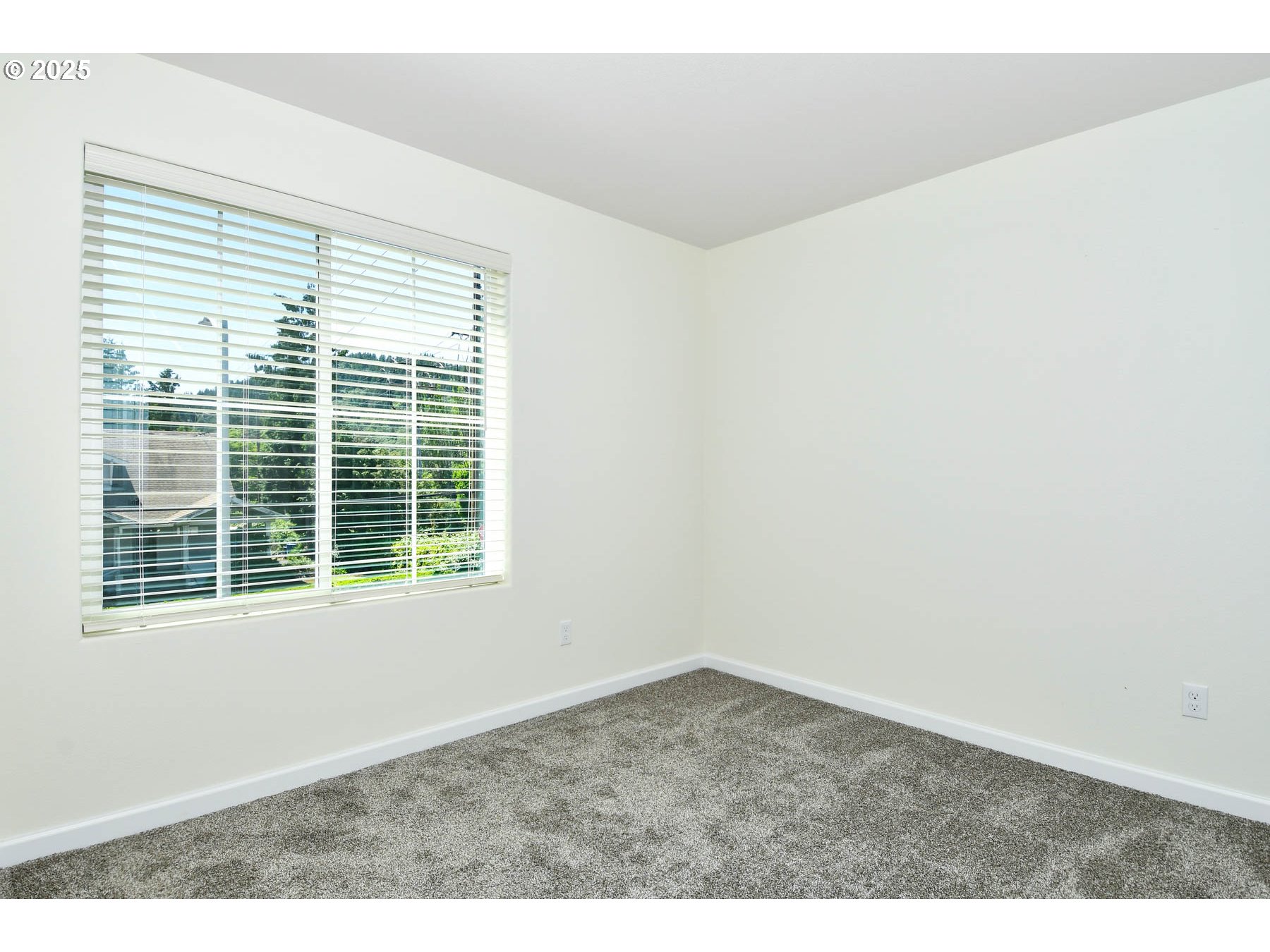 3989 Southwest Duniway Lane Gresham, OR 97080 - Photo 4 of 19 an empty room with a window