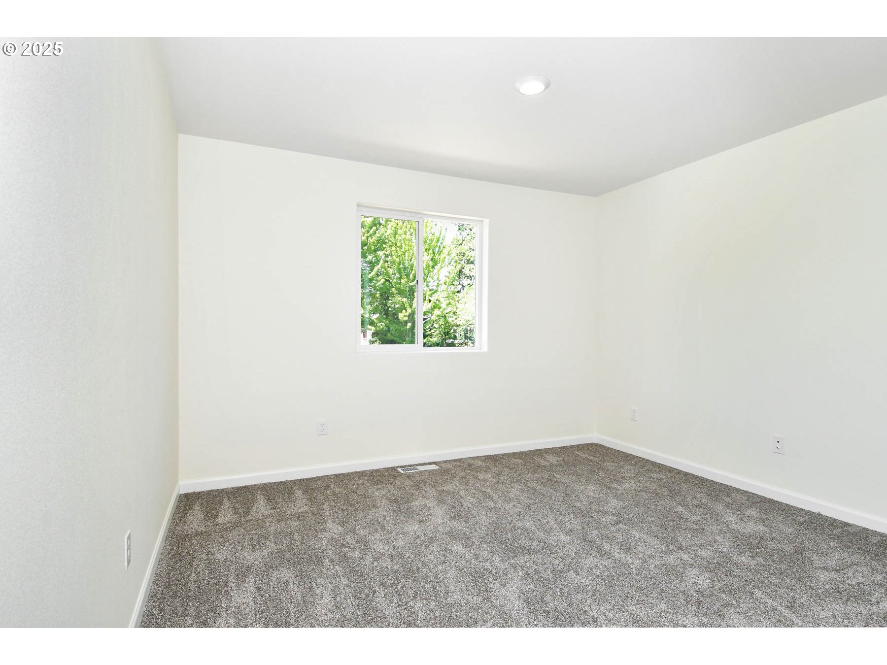 3989 Southwest Duniway Lane Gresham, OR 97080 - Photo 9 of 19 an empty room with a window