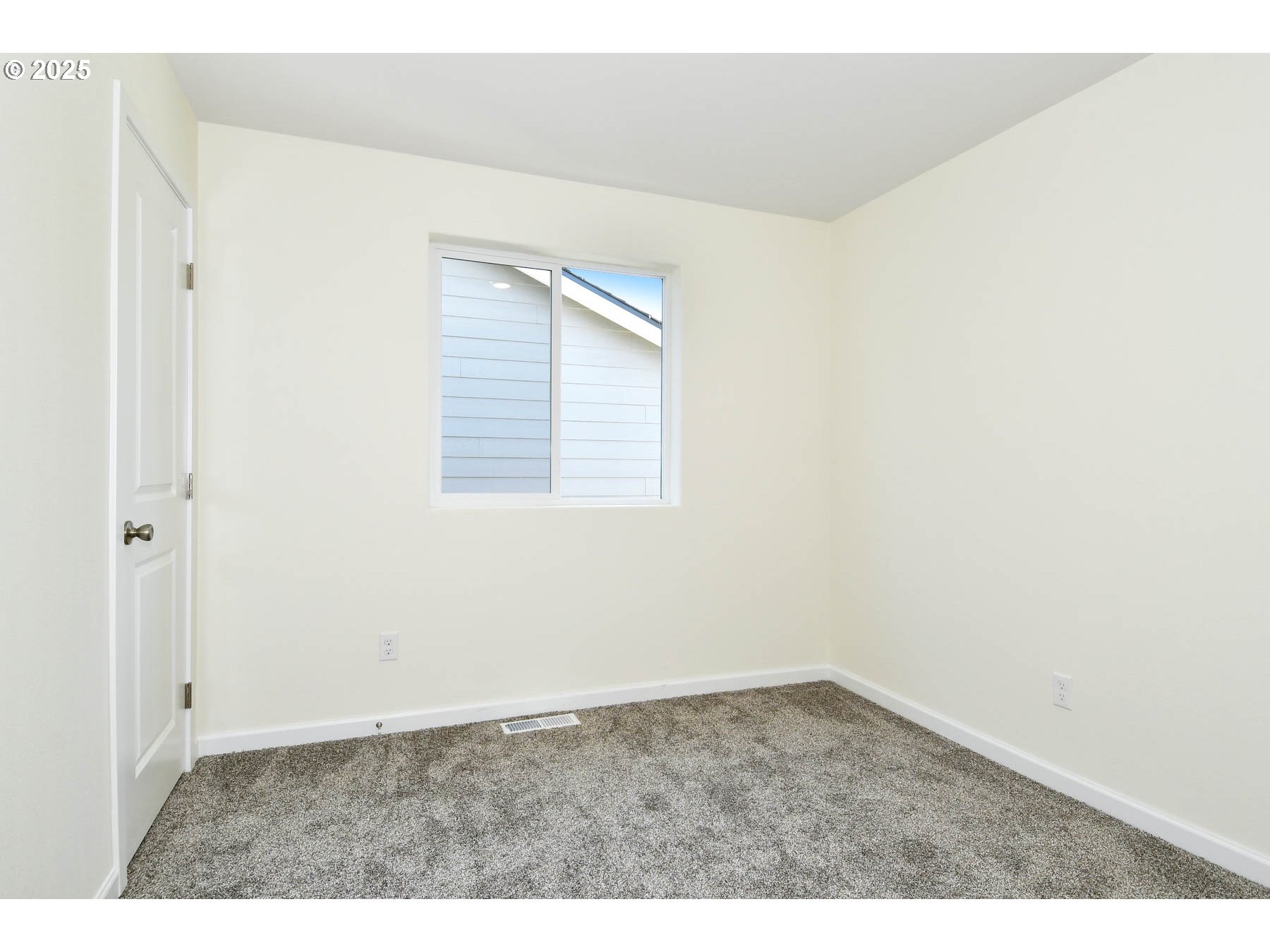 3989 Southwest Duniway Lane Gresham, OR 97080 - Photo 10 of 19 an empty room with windows