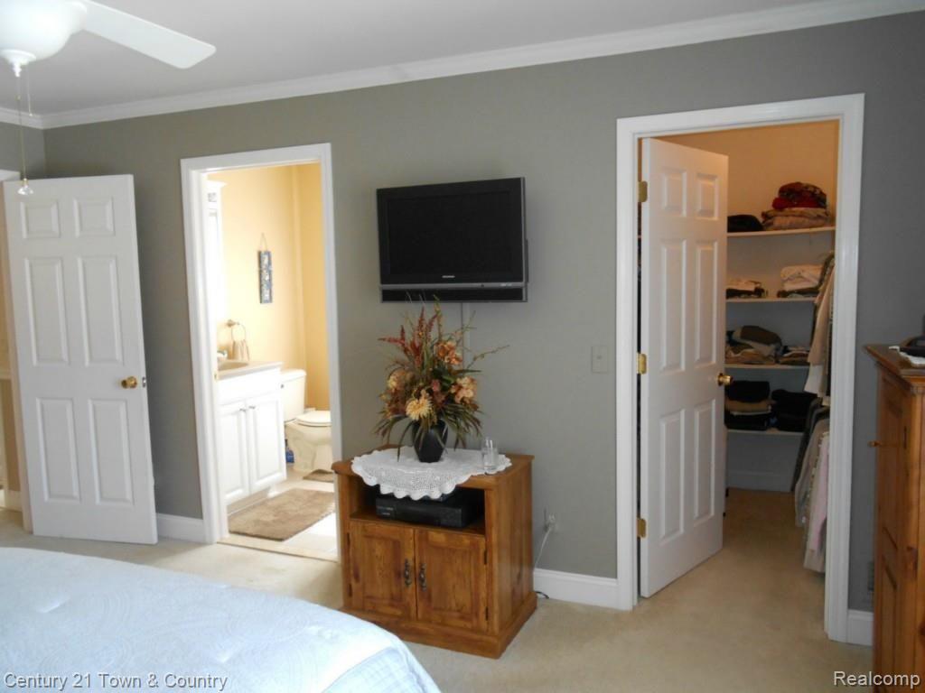 2908 Alexander Street Rochester, MI 48309 - Photo 16 of 38 Master Bedroom w/Full Bath & WIC