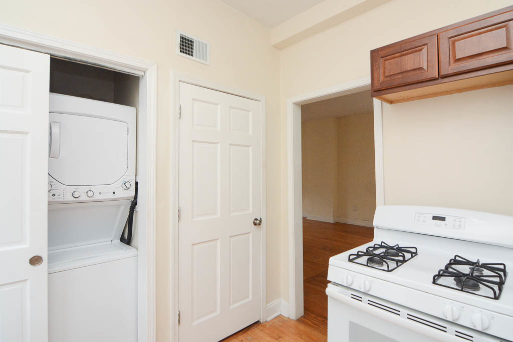 2347 West 24th Place, Unit 3R Chicago, IL 60608 - Photo 5 of 20 a bathroom with a toilet and a sink