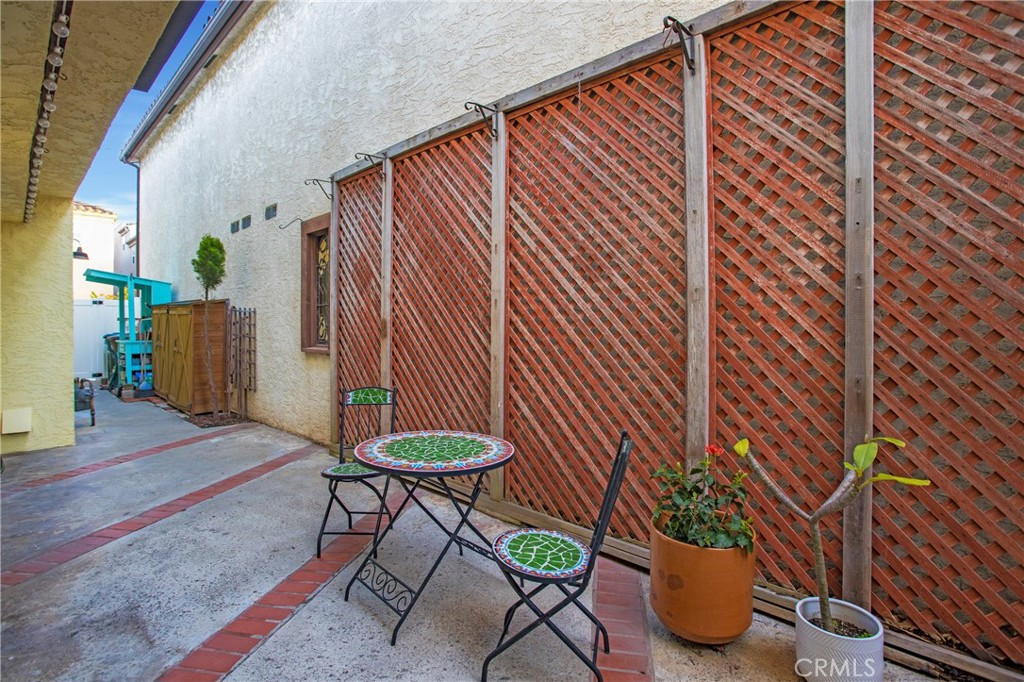 326 17th Street Seal Beach, CA 90740 - Photo 25 of 26 a view of a chairs and table in the patio