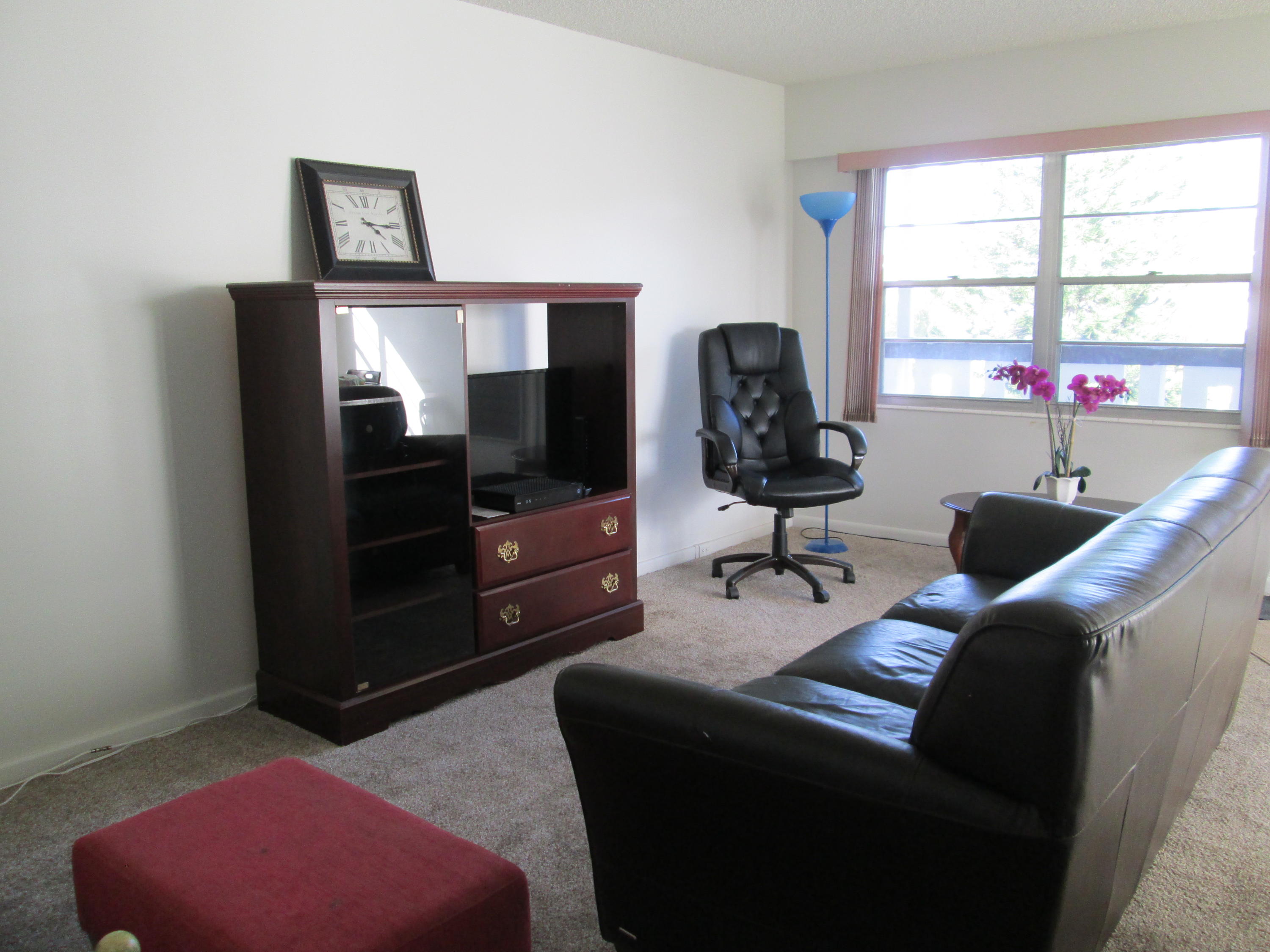 291 Suffolk F, Unit CORNER Boca Raton, FL 33434 - Photo 2 of 22 living room