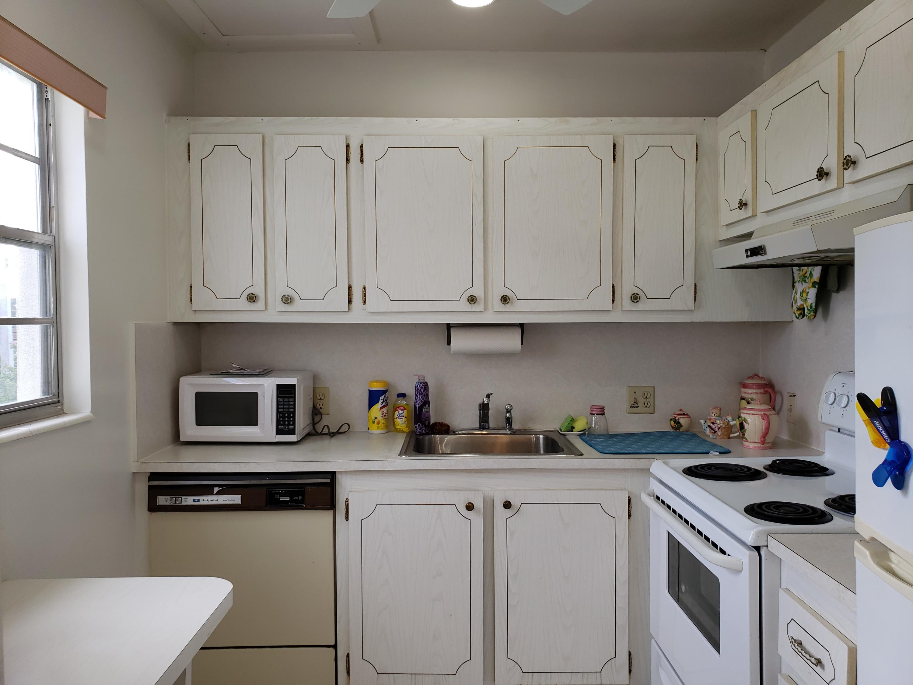 291 Suffolk F, Unit CORNER Boca Raton, FL 33434 - Photo 3 of 22 kitchen.......