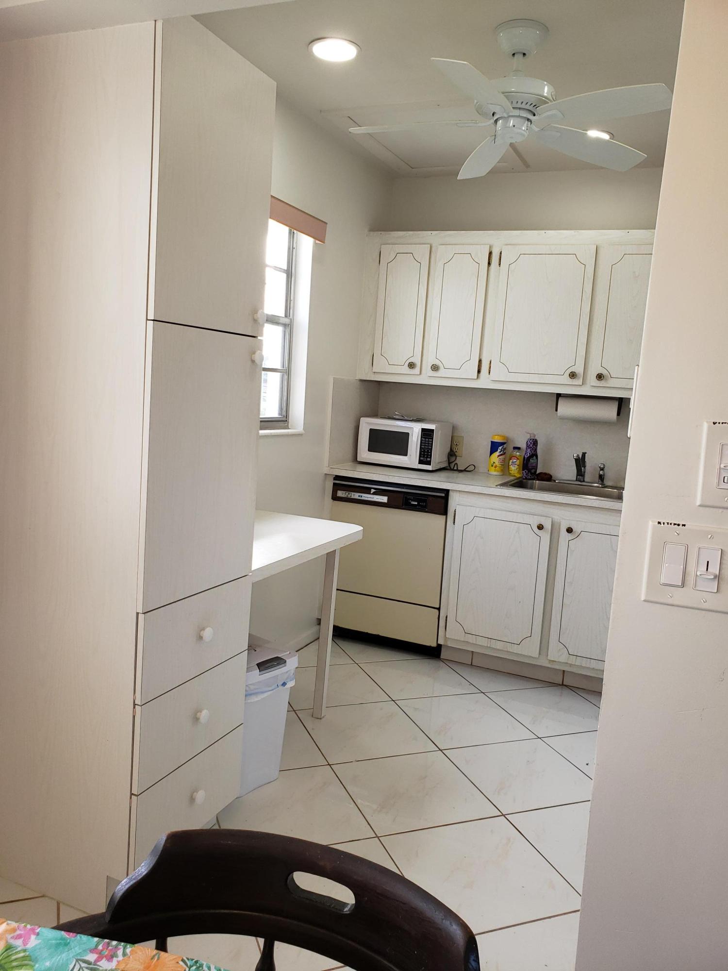 291 Suffolk F, Unit CORNER Boca Raton, FL 33434 - Photo 4 of 22 kitchen