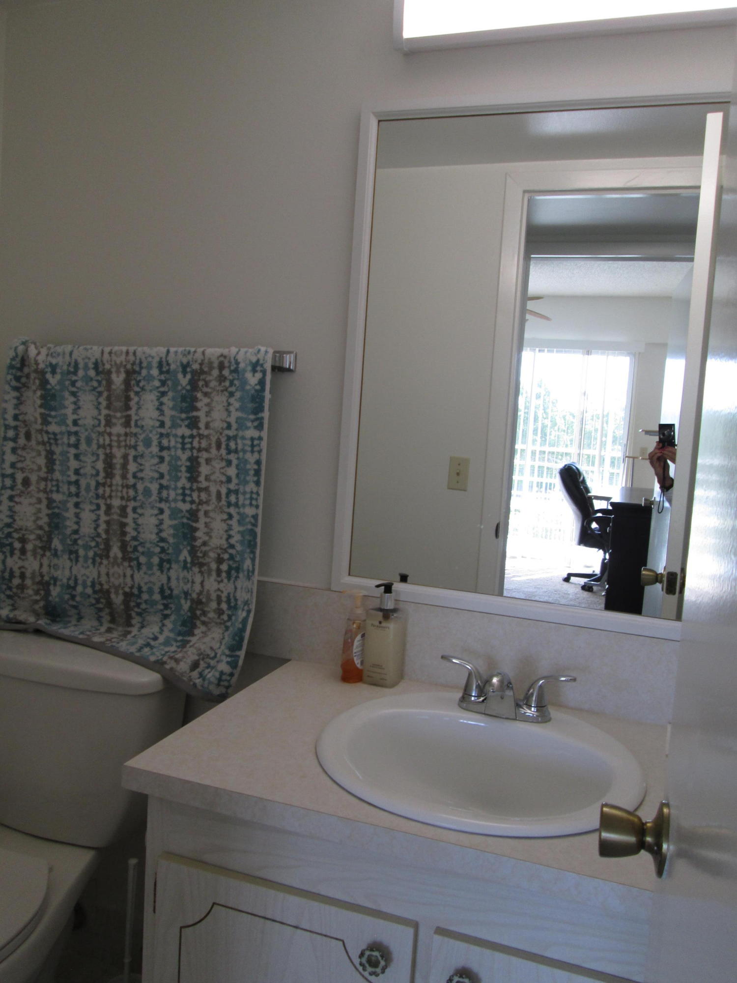 291 Suffolk F, Unit CORNER Boca Raton, FL 33434 - Photo 10 of 22 guest bathroom