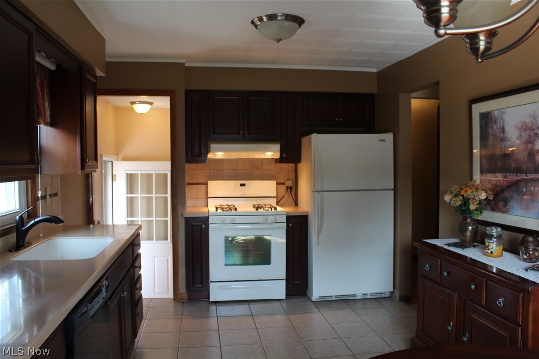 2441 Dentzler Road Parma, OH 44134 - Photo 3 of 17