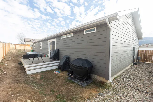 a view of a backyard
