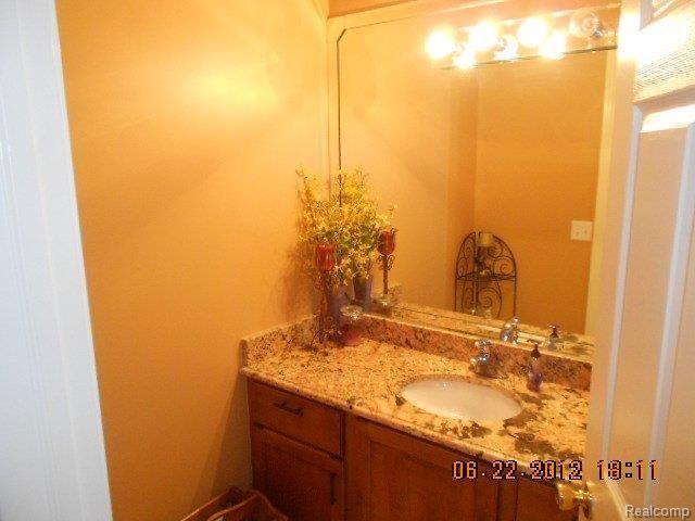 3259 Rockhaven Avenue Rochester, MI 48309 - Photo 8 of 16 Foyerbath.JPG