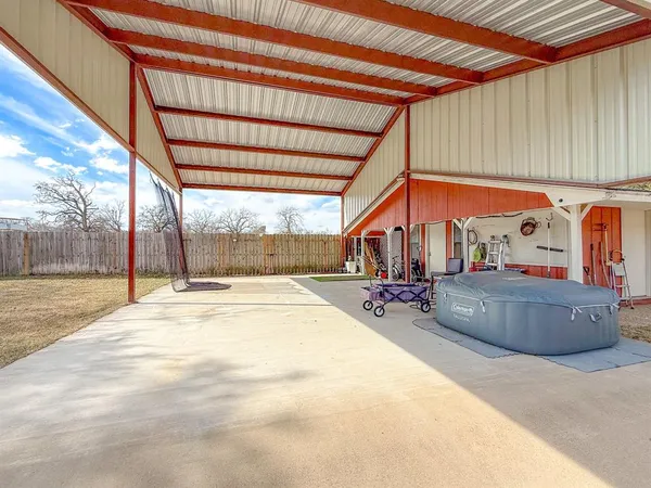 a view of a backyard