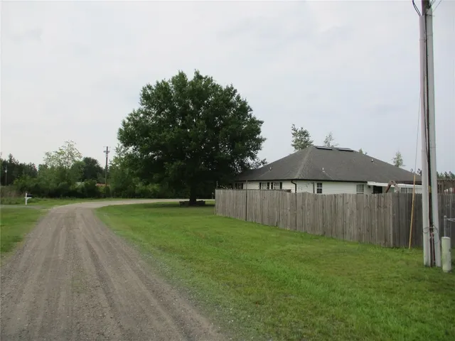 a view of a back yard