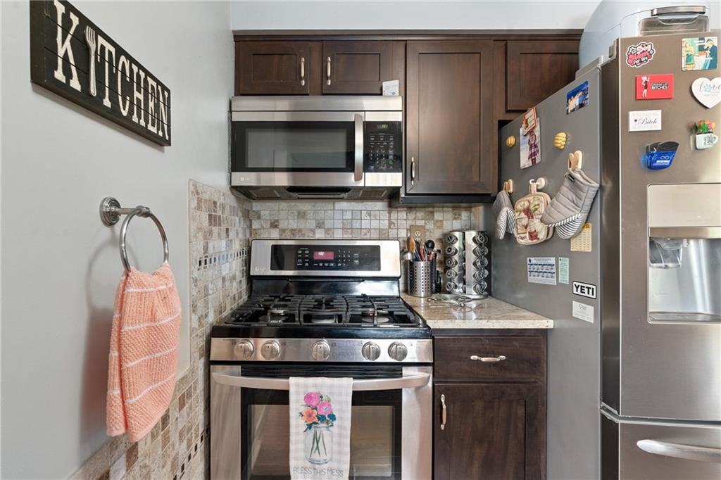 176 North Jamestown Road Coraopolis, PA 15108 - Photo 20 of 44 The family chef will love the gas stove and stainless appliances