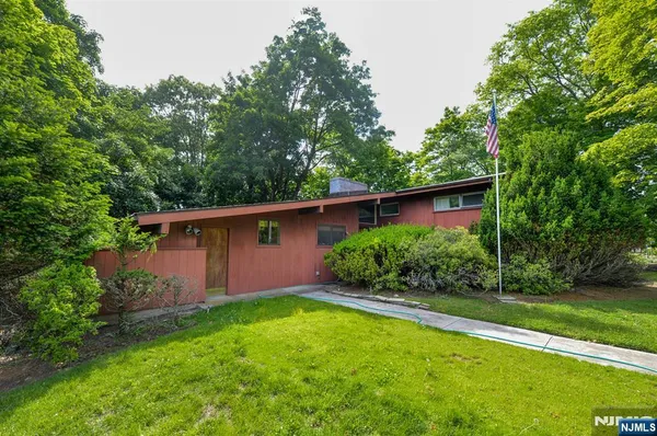 $915,000 | 235 Godwin Avenue, Wyckoff, NJ 07481