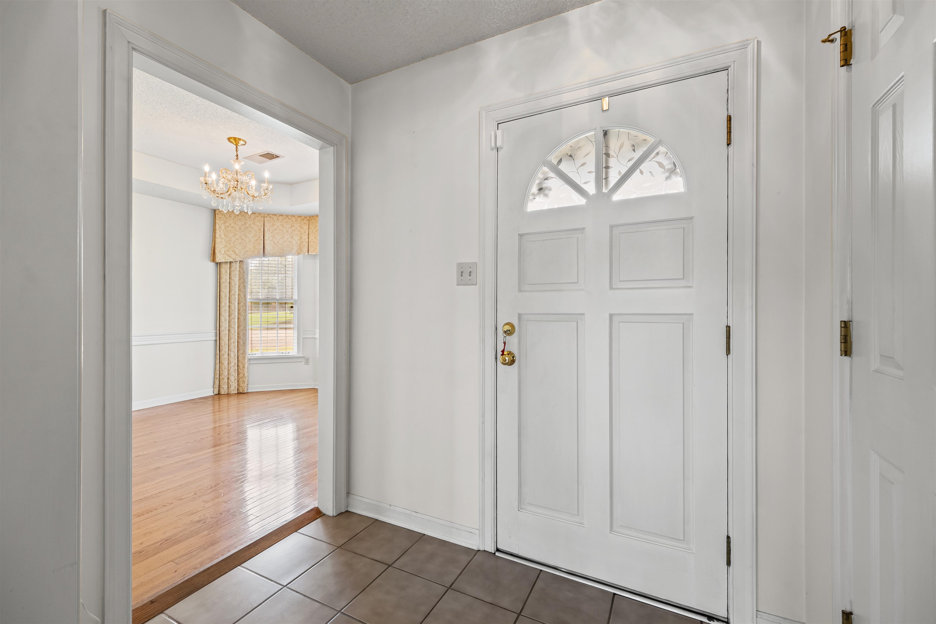 8645 Bazemore Road Memphis, TN 38018 - Photo 4 of 28 Tiled entrance foyer featuring a chandelier and baseboards